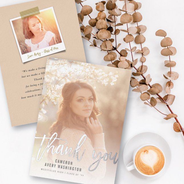 Pinselskriptkalligrafie Moderner Foto Abschluss Folieneinladung (Brushed Script Calligraphy Modern Photo Graduation Thank You Flat Card @ zazzle.com/color_therapy)