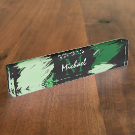 Pinselstriche in grünen Farbtönen mit Monogramm Namensplakette