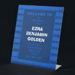 Pinselstriche Streifen Blue Bar Bat Mitzvah CUSTOM Sockelschild<br><div class="desc">Ein perfektes Zeichen für eine Fledermausmitzvah, Bar mitzvah oder andere jüdische Feier! Handgemachte abstrakte Kunst mit lockeren Pinselstrichen für Sie auf der Vorderseite! Vollständig anpassbar! Klicken Sie auf "Personalisieren" oben, um den Text zu bearbeiten. Klicken Sie auf "Bearbeiten mit dem Designwerkzeug", um die Schriftart, Farben und Einstellungen anzupassen und Bereiche...</div>