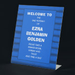 Pinselstriche Streifen Blue Bar Bat Mitzvah CUSTOM Sockelschild<br><div class="desc">Ein perfektes Zeichen für eine Fledermausmitzvah, Bar mitzvah oder andere jüdische Feier! Handgemachte abstrakte Kunst mit lockeren Pinselstrichen für Sie auf der Vorderseite! Vollständig anpassbar! Klicken Sie auf "Personalisieren" oben, um den Text zu bearbeiten. Klicken Sie auf "Bearbeiten mit dem Designwerkzeug", um die Schriftart, Farben und Einstellungen anzupassen und Bereiche...</div>