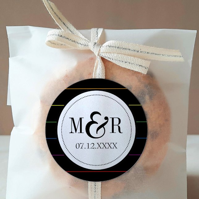 Pinstripe Rainbow auf Solid Black LGBT Wedding Runder Aufkleber (Von Creator hochgeladen)