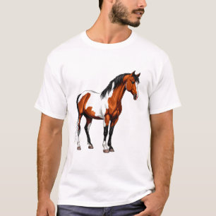 Pinto-Pferd steht auf einer grasbewachsenen Wiese T-Shirt