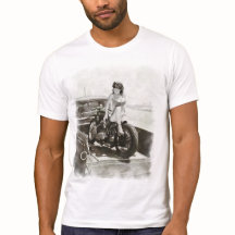PINUP-GIRL AUF MOTORRAD.