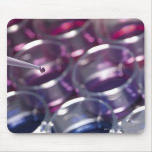 Pipette und Petri-Geschirr mit Flüssigkeiten Mousepad