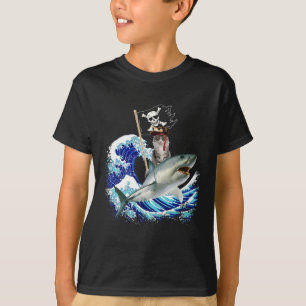 Pirat Katze Reitet auf Hai beim Surfen auf Japanis T-Shirt