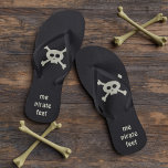 Pirate Skull und Crossbones Funny Piratenflagge Flip Flops<br><div class="desc">Machen Sie sich bereit,  einige Züge mit diesen super Spaß Flip Flops zeigen! Man fühlt sich wie ein Pirat auf dem Deck. Diese Skull- und Crossbones Flip Flops sind perfekt für Ihren Trick oder die Behandlung von Abenteuern!</div>