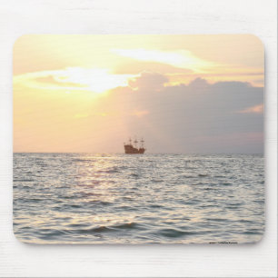 Piraten-Schiff am Sonnenuntergang Mousepad