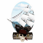 Piratenschiff Freistehende Fotoskulptur<br><div class="desc">Digitales Kunstwerk eines Piratenschiffs in weißer, ovaler Grenze, mit einem Piratenschädel und zwei Schatztruhen.</div>