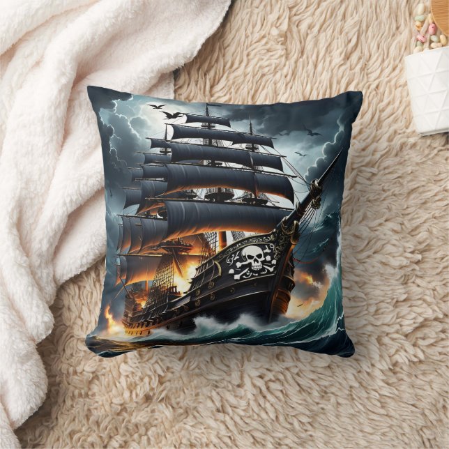 Piratenschiff in Sturmsee bei Dämmerung Kissen (Decke)