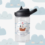 Piratenschiff Personalisierte Kinder Wasserflasche Trinkflasche<br><div class="desc">Ahoy, junge Abenteurer! Tauchen Sie ein auf eine Wasserreise mit unserer Personalisierten Kids Wasserflasche, ideal für Kleine mit großen Fantasien. Diese reizvolle Wasserflasche mit ihren verspielten blauen Streifen und dem bezaubernden Cartoon eines Piratenschiffs, das durch die Wellen segelt. Machen Sie es besonders, indem Sie es mit dem Namen Ihres Kindes...</div>