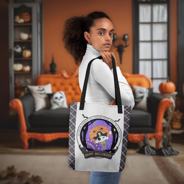 Piratenskelett Tasche (A woman shows the Pirate skeleton cat and plaid tote bag.)