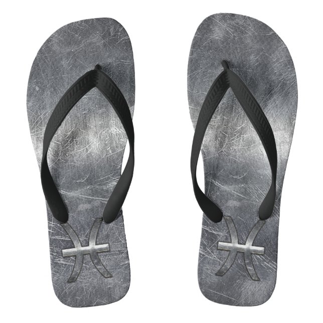 Pisces Zodiac Sign in Grunge Silver Steel Style Flip Flops (Fußbett)
