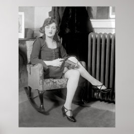 Pistole versteckt in Garter, 1922. Vintages Foto Poster