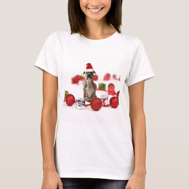 Pit Bull Hund mit Geschenkboxen und Weihnachtsschm T-Shirt (Vorderseite)