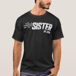 Pit Crew Sister Race Birthday Family Racing T-Shirt<br><div class="desc">Perfektes Geburtstagsgeschenk für eine Rennläuferschwester für ihre Geburtstagsparty,  die Lieben mit Rennen ausstatten. Zeigen Sie allen,  dass Sie eine phantastische Rennsportler-Schwester sind. Dieses Familienskar Geburtstagsgeschenk zeigt: Pit Crew Schwester,  mit Rennflagge. Geschenke es deiner Schwester zum Racecar-Geburtstag.</div>