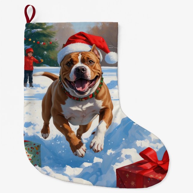 Pitbull Hund läuft im Schnee mit Weihnachtshut Großer Weihnachtsstrumpf (Vorderseite)