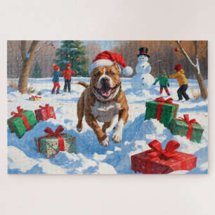 Pitbull-Hund läuft im Schnee mit Weihnachtsmütze