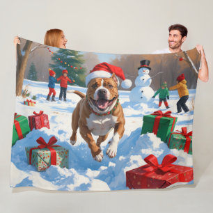 Pitbull-Hund läuft im Schnee mit Weihnachtsmütze Fleecedecke