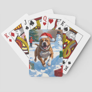Pitbull-Hund läuft im Schnee mit Weihnachtsmütze Spielkarten