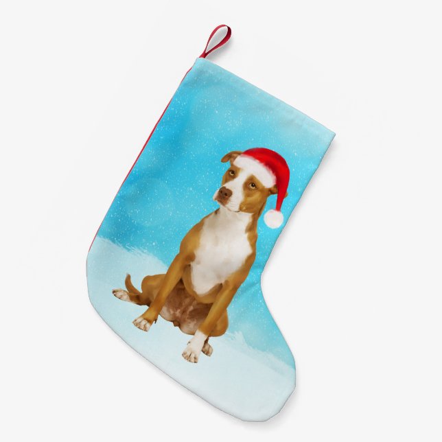 Pitbull Hund sitzt im Schnee Weihnachtshut Kleiner Weihnachtsstrumpf (Vorderansicht (hängend))