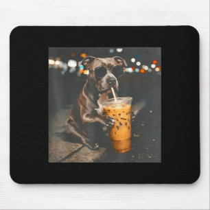 Pitbull-Hund trinkt eisgekühlten Kaffee mit Sonnen Mousepad