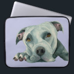 Pitbull-HundeAquarell-Porträt-Hundekunst Laptopschutzhülle<br><div class="desc">Dieses ist eine Aquarellmalerei eines grauen Pitbullhundes,  der auf dem Boden niederlegt. Sie schaut oben und ihr Gesicht wird auf dem Boden zerquetscht. Pitbullen neigen,  größeren Kopf zu haben und ich denke,  dass sie für die entzückend sind!</div>