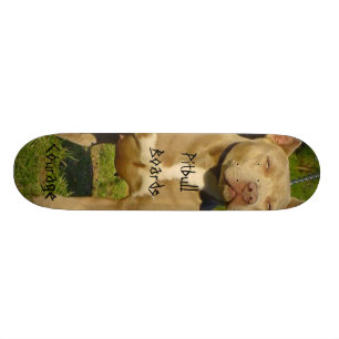 Pitbull verschalt Mut Skateboard