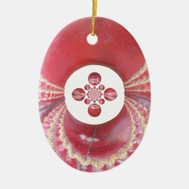 Pitch Kaleidoskop: Cricket Balls The Game's Heart Keramikornament (Vorne)