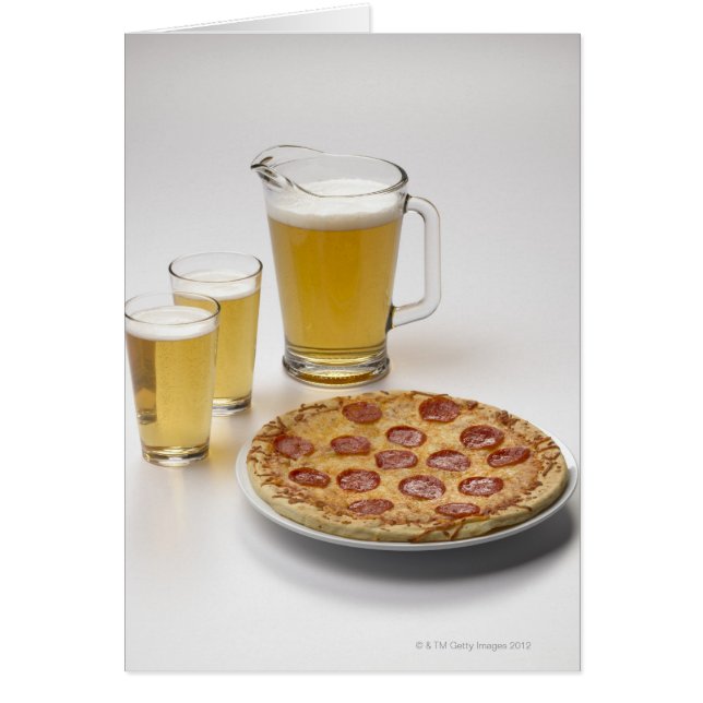 Pitcher und zwei Pints neben Pepperoni (Vorne)