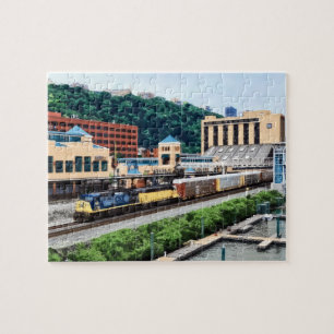 Pittsburgh PA - Zug fährt an Station Square vorbei