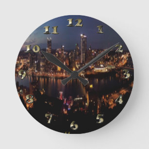 Pittsburgh über Monongahela Neigung Runde Wanduhr