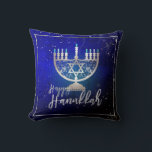 PixDezines Happy Hanukkah|Temple Menorah Kissen<br><div class="desc">PixDezines Happy Hanukkah|Temple Menorah mit einem herausnehmbaren Hintergrund. Copyright © 2008-2018 PixDezines.com™ und PixDezines™ auf Zazzle.com. Alle Rechte vorbehalten.</div>
