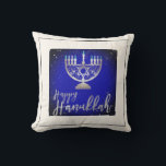 PixDezines Happy Hanukkah|Temple Menorah Kissen<br><div class="desc">PixDezines Happy Hanukkah,  ein Imitat silber Temple Menorah mit einem herausnehmbaren Hintergrund. Copyright © 2008-2018 PixDezines.com™ und PixDezines™ auf Zazzle.com. Alle Rechte vorbehalten.</div>