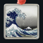 PixDezines Vintag, Great Wave, Hokusai 葛 飾 北 斎 の 神 Silbernes Ornament<br><div class="desc">Pix Dezinves Vintag von japanischer Kunst. Die Große Welle von Kanagawa ist eine der weltweit am meisten gesehenen.  Der Künstler,  Hokusai,  1832 (Edo-Periode).   Darstellung Okinami als die großen Wellen,  NICHT Tsunami.
 
ABl. Alle Rechte vorbehalten.</div>