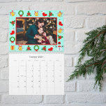 Pixel Retro Gamers Christmas Foto Kalender<br><div class="desc">Feiern Sie das kommende Jahr mit einem Kalender, der Weihnachtsjubeln und Gaming-Nostalgie verbindet. Personalisieren Sie die Vorderseite mit Ihrem Familiennamen, dem Jahr und einem festlichen Foto, gerahmt von Pixelkunst-Urlaubsmotiven. Jeden Monat präsentiert sich Ihr geschätztes Foto, ergänzt durch einen blauen Hintergrund mit pixeligen Geschenken, Glocken und Schneemännern. Dieser Kalender ist perfekt...</div>