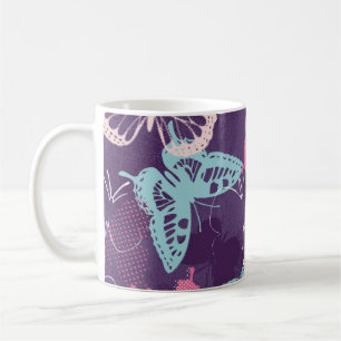 Pixelige Graffiti-Schmetterlinge in einer hübschen Kaffeetasse