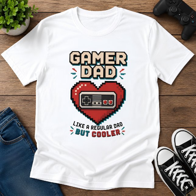 Pixeliger Vater mit Pixelherz und Retro-Controller T-Shirt (Von Creator hochgeladen)
