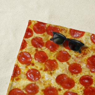 Pizza de pepperoni et serviette de plage de