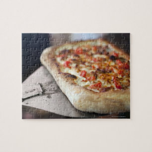 Pizza mit Tomaten, Knoblauch und Fleisch ersetzt