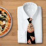 Pizza Neck Tie Krawatte<br><div class="desc">Für Ihren Ehemann, Freund oder Freund, der in einer Pizzeria arbeitet, ist diese Krawatte mit einem Pizzamuster-Design auf schwarzem Hintergrund ein perfektes Geschenk!</div>