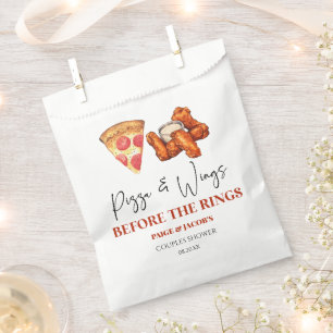 Pizza und Wings vor dem Brautpaar-Babyshower Geschenktütchen