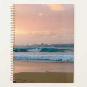 Plage au coucher du soleil avec océan