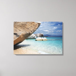 Plage de la Sardaigne avec la grande toile de