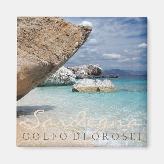 Plage de Sardaigne avec gros rochers aimant texte