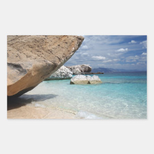 Plage de Sardaigne avec gros rochers autocollant r