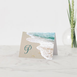 Plage océanique avec monogramme lettre P