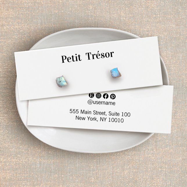 Plain White Stud Earring Display (Von Creator hochgeladen)