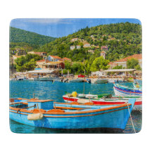 Bateaux de pêche grecs colorés dans le port de Kio