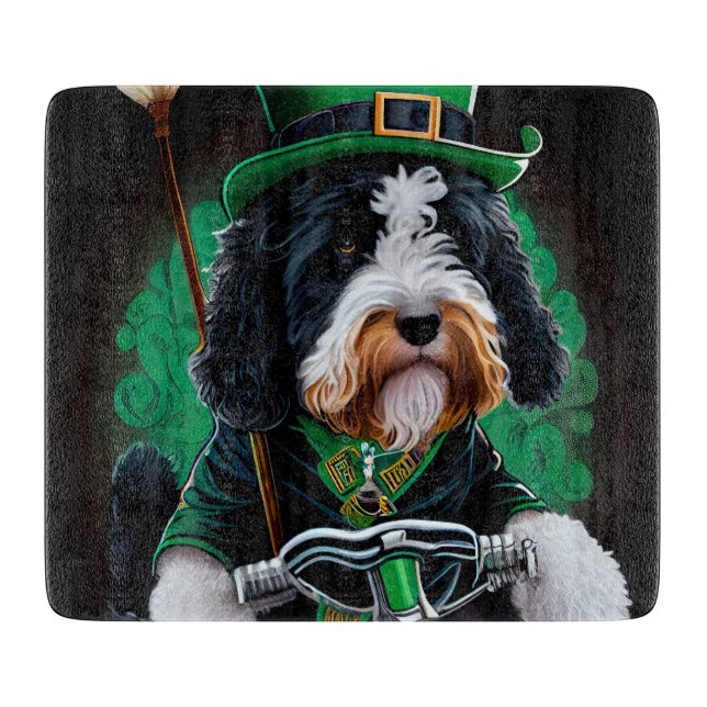 Planche À Découper Bernedoodle Chien conduisant vélo St. Patrick's Da (Devant)