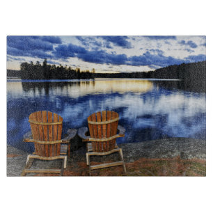 Planche À Découper Chaises En Bois Au Coucher Du Soleil Sur La Rive D